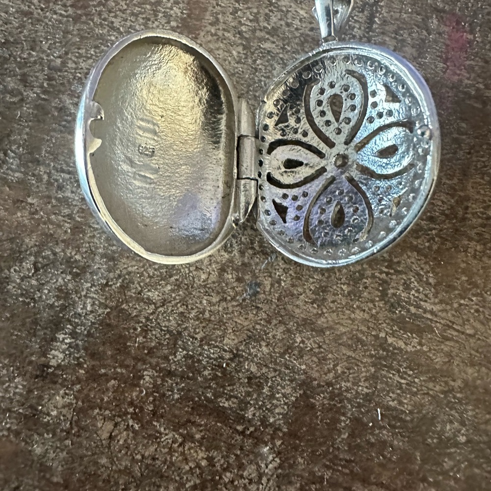 Beautiful locket - Picture 2 of 3